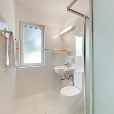 Katoro Plava Laguna אומאג