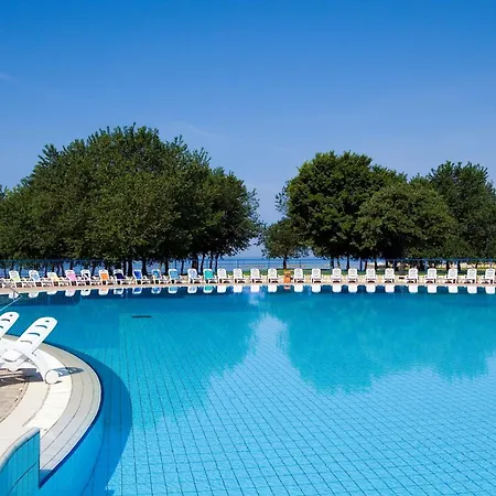 Katoro Plava Laguna * אומאג