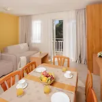 Katoro Plava Laguna * אומאג